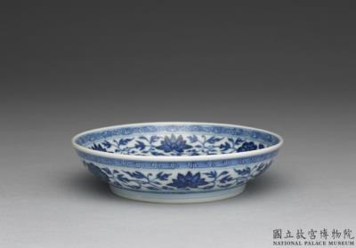 图片[2]-Dish with Indian lotus scrolls in underglaze blue, Qing dynasty, Qianlong reign (1736-1795)-China Archive